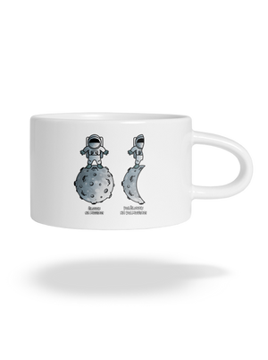 Polčlovek na polmesiaci hrnček makronka White